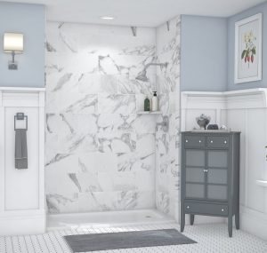 Modern spacious shower with no door and marbled black and white tile
